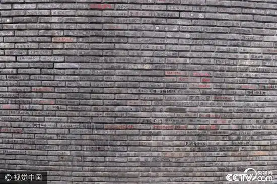 成都宽窄巷子呼吸瓦墙被涂鸦密密麻麻写满字