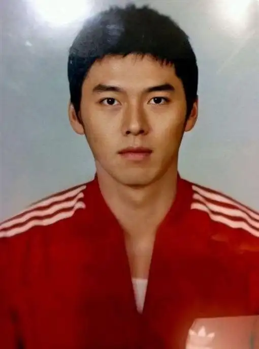 玄彬《爱的迫降》证件照,被网友曝光,帅到令人窒息!