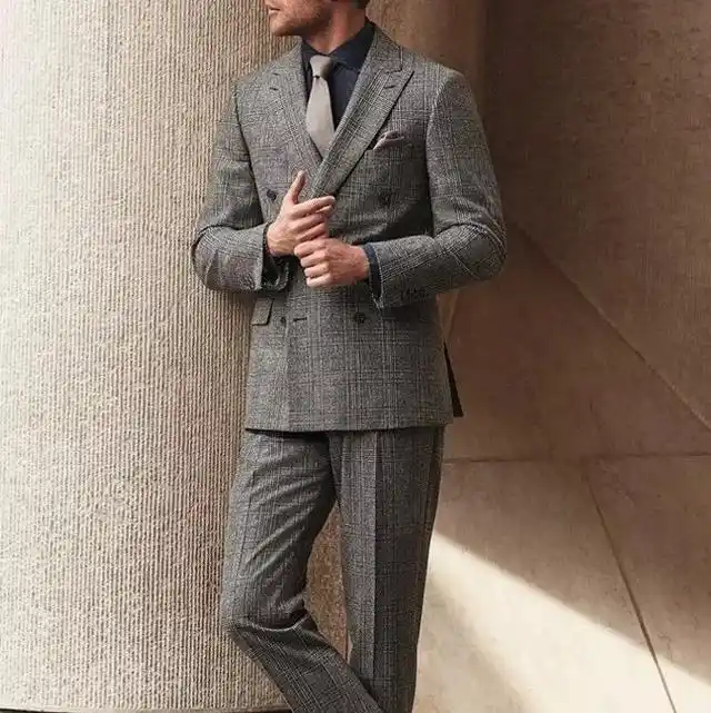 中灰色休闲西服 白色休闲衬衫白色衬衫的领子处刚好与廓形的西装连接