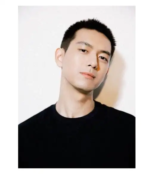 杨洋的短碎发man炸!李现剪寸头王一博换短发,夏季潮男发型来袭