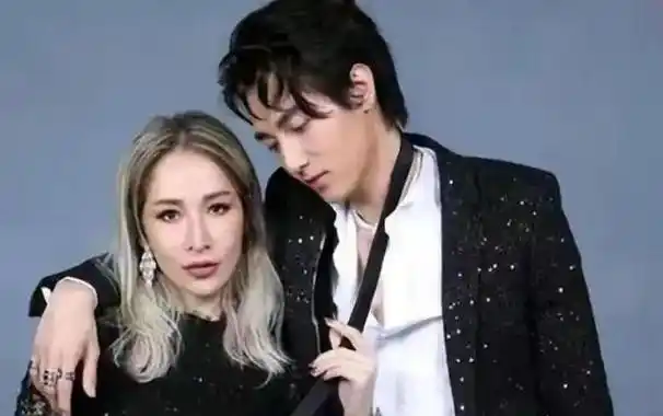 萧亚轩前男友黄皓官宣当爸手握婴儿小脚秀幸福结婚才半年多