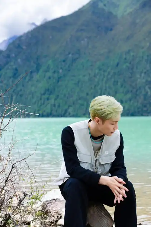 张艺兴田野随拍