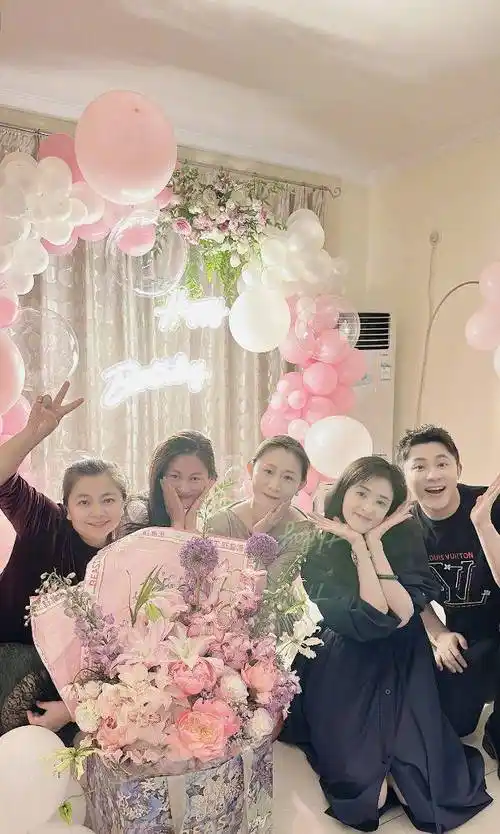 蒋欣生日晒照,美貌远胜18岁少女,网友惊呼她是美颜界的霸主!