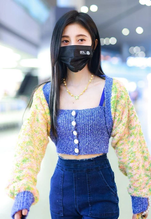 鞠婧祎穿毛绒露脐装机场秀细腰,不时撩发妩媚动人,太美了!