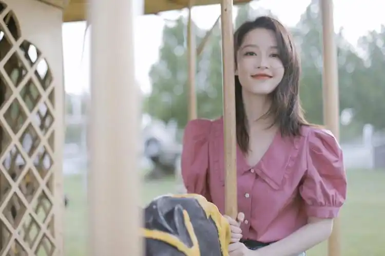 12 搜狐娱乐讯 6月3日,李沁在某社交平台晒出一组夏日写真美照,李沁穿