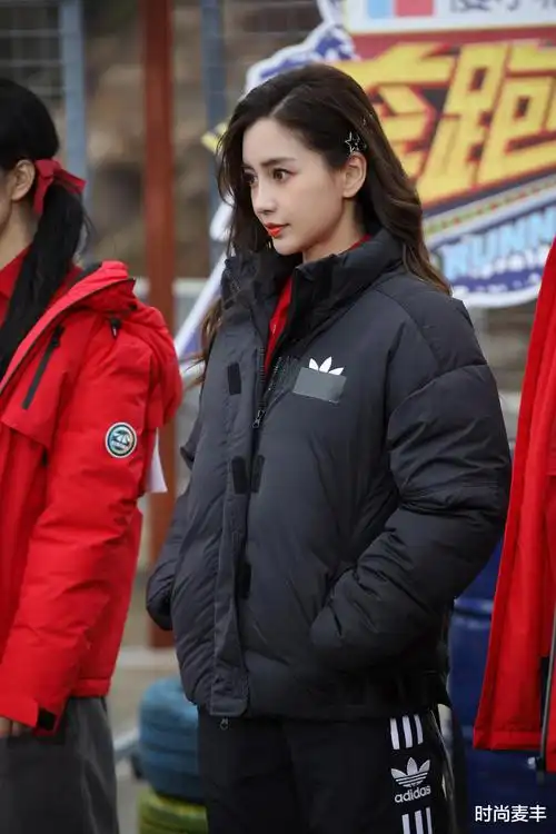 杨颖回归跑男代言不断,不提与黄晓明关系,运动风连衣裙青春靓丽_baby