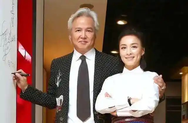 52岁张庭现身新加坡模样大变,身材暴瘦颧骨凸出,头发花白好憔悴