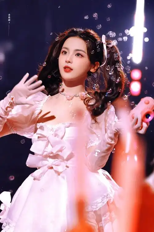 杨超越双马尾公主裙造型##杨超越粉色公主裙