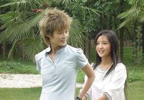 何洁我给春春发信息根本不搭理我李宇春何洁就是个谎话精