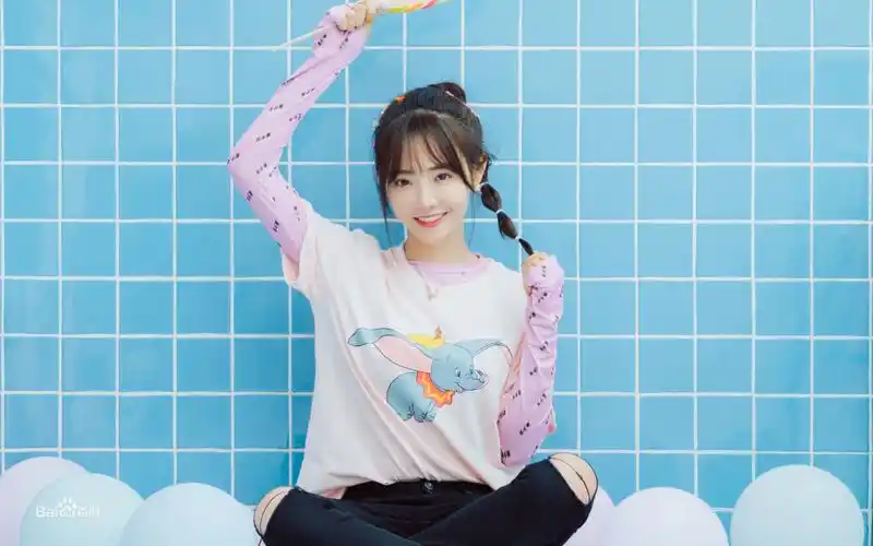 人美歌甜!叮一只粉红的兔子牙,网友:完了我已沦陷