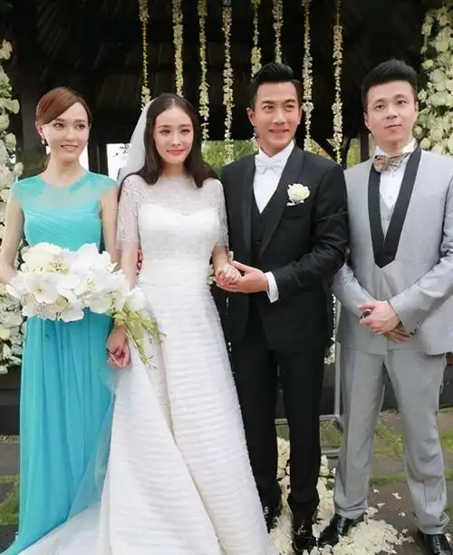 回顾杨幂和刘恺威的婚礼现场虽朴素但杨幂那天连眼睛都在笑