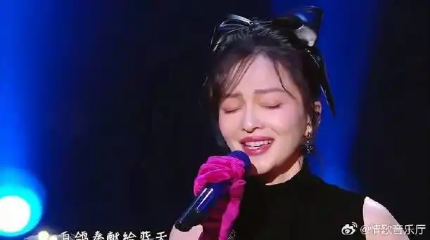 张韶涵胡彦斌合唱《奉献》 嗓音中充满感情,周深听得热泪盈眶!