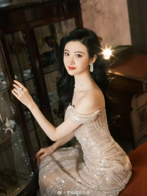 景甜流光溢彩尽显优雅明艳