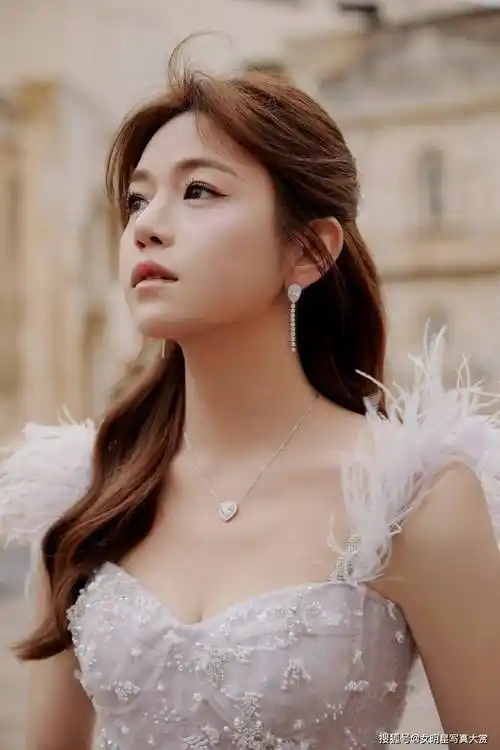 【陈妍希写真美图】白羽毛仙子裙,唯美清纯,甜美可人_舞台_观众_歌声