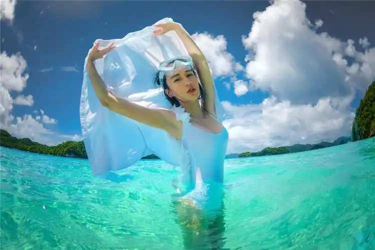 母其弥雅碧海演绎镜花水月宛若水精灵