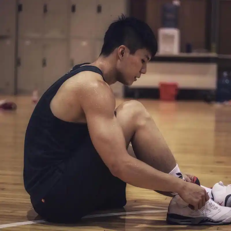 com/i/umjk3mjmwmjuwna==赖益烨简介:西安交通大学篮球队队员 cuba