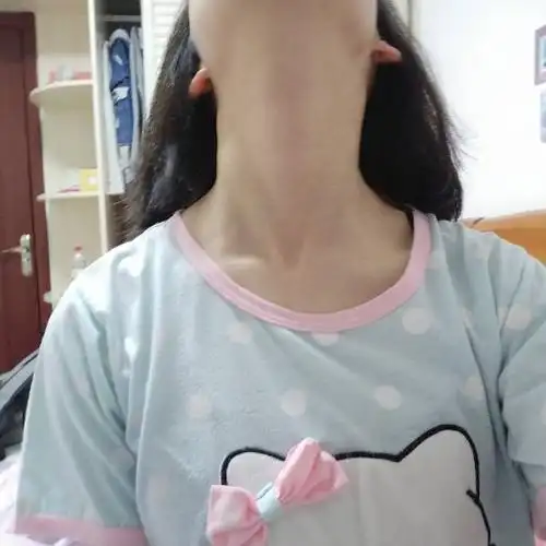 感觉脖子有点歪,该怎么矫正?是后天的.