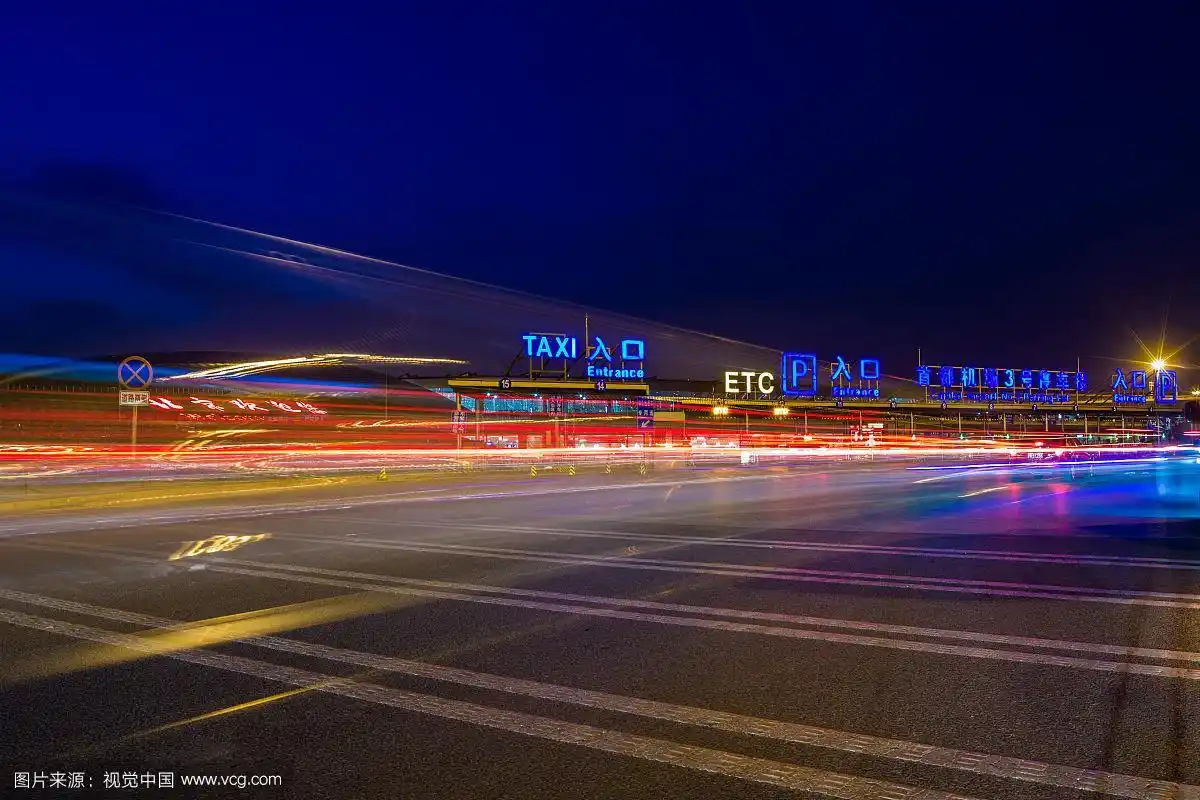 首都机场t3航站楼夜晚广场道路交通车流