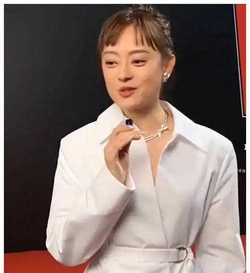 孙俪陪娃打球,时髦风格大变,12岁之后令人惊艳!_资料_黑暗_电影