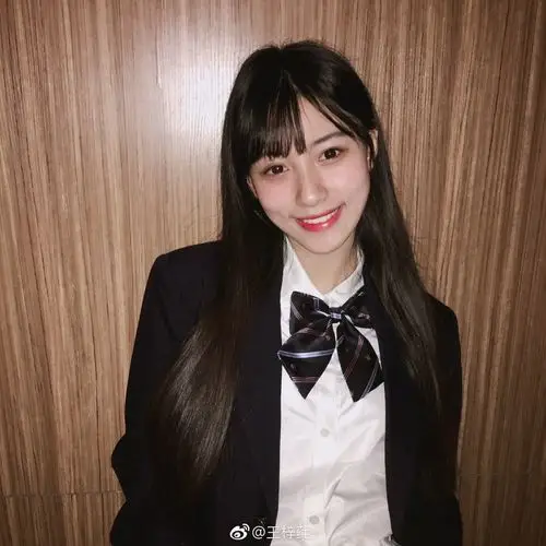 初二的时候在微博上就很喜欢王梓莼很喜欢用她做头像