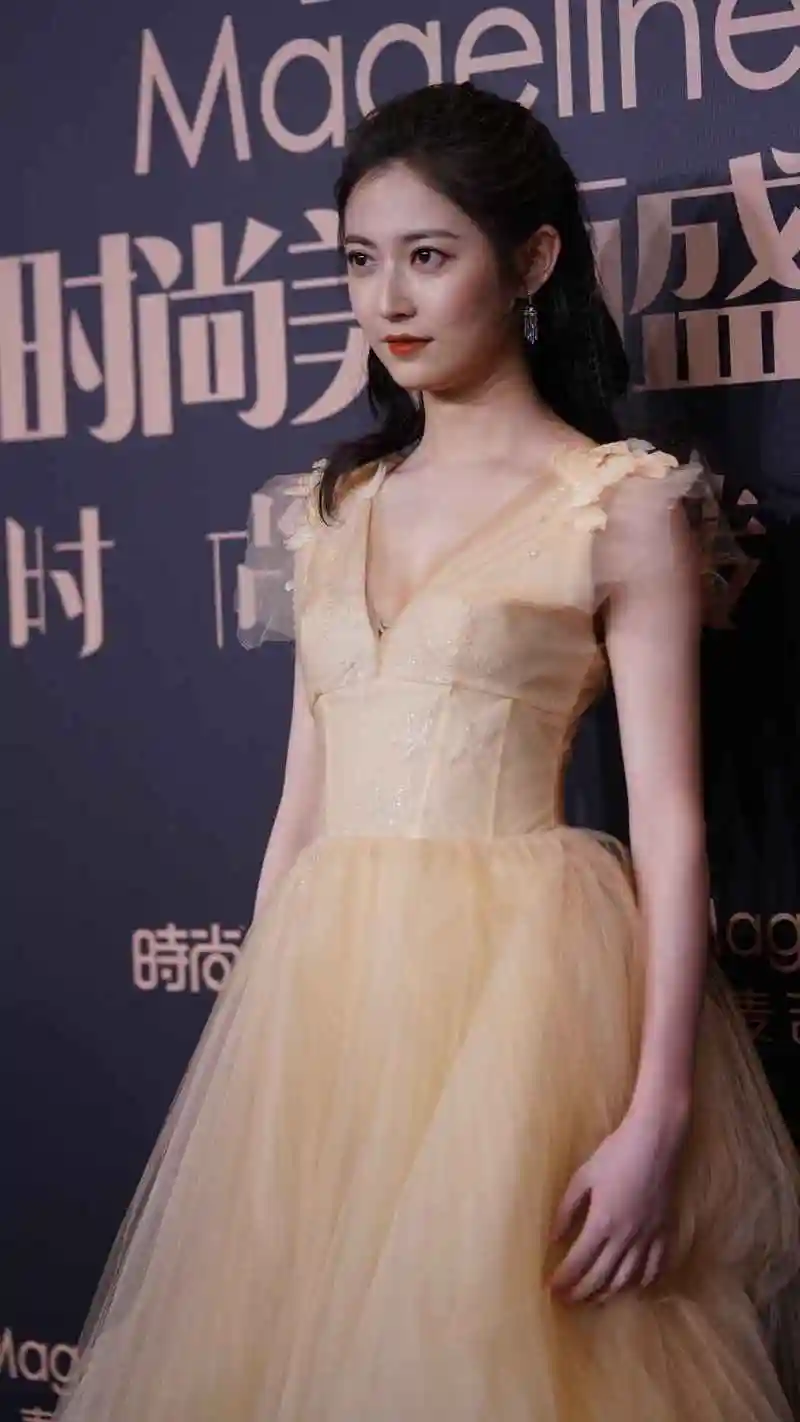 陈钰琪红毯纱裙出众美丽,气质小花时尚大方