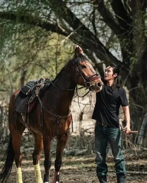 假臀假腹肌,《我的阿勒泰》于适一出场,打脸了内娱多少小鲜肉