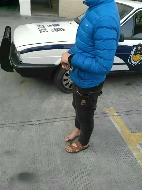 将自己用"手铐"铐起来的男孩