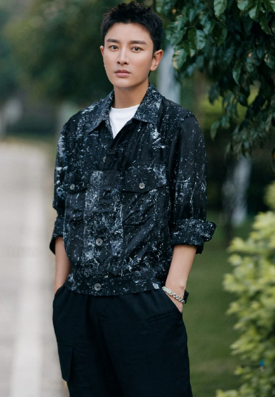 短发造型更为帅气相比起贾乃亮以前留着的韩式刘海发型,如今他这种无