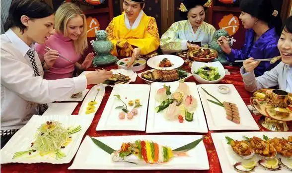 社交场合中,大部分韩国人会讲英语,对讲日语的人没有好感.