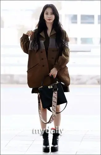 韩艺瑟穿棕色大衣露一双美腿现身机场对镜比心超温柔