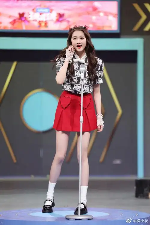 关晓彤王牌对王牌侧耳倾听海报##关晓彤王牌对王牌珍珠网手套造