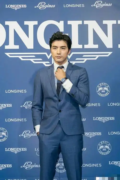 曝贺军翔出轨?与美女唱k街边拥吻,美女却被指像他老婆