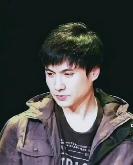 沈腾旧照曝光眉眼深邃清秀帅气