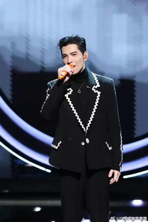 萧敬腾难题给到尚雯婕张碧晨##尚雯婕张碧晨闪光的夏天##闪光的夏天