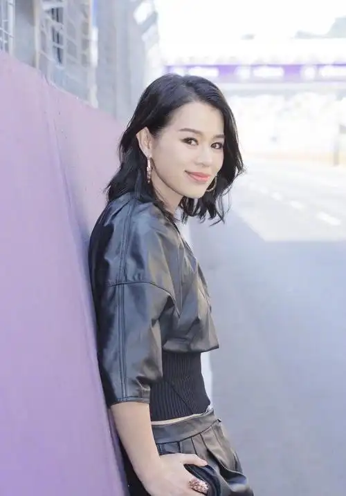 胡杏儿不愧是港姐针织裹身裙秀水蜜桃身材哪像41岁阿姨