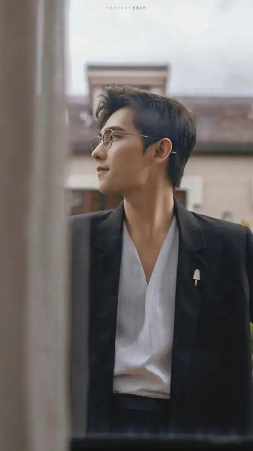 吴彦祖,毕业于美国俄勒冈大学,华语影视男演员,导演,制片人,1998年,因