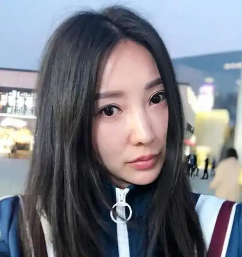 柳岩素颜出行无人识粉丝受了什么折磨变成这副模样