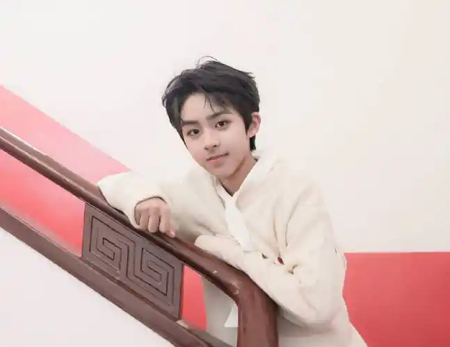 飞熊等你撩#开屏活动→刘冠毅超话学霸主唱刘冠毅,来自乐华少年.