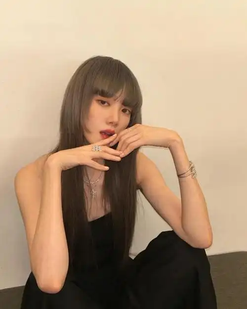 韩国女艺人李圣经近日在社交平台发布一组近照,她在这组照片中身穿