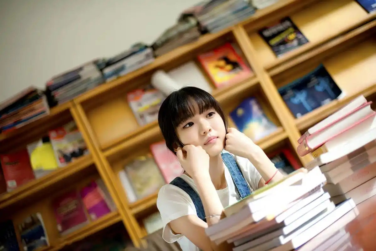 书香读书的可爱校花女生