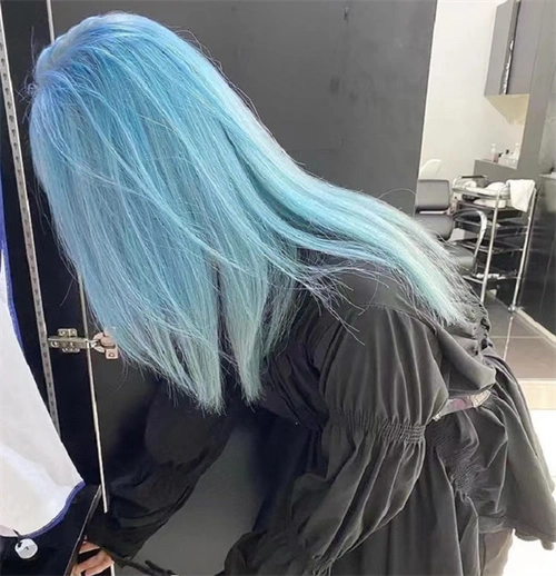 巨显白的冰蓝色 任何时候染都仙气_2023年流行发型 - 美发站