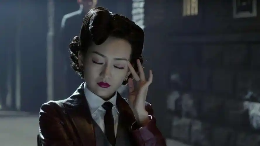 《伪装者》的汪曼春,穿白色t恤配背带裤,怀抱椰子清纯得似学生