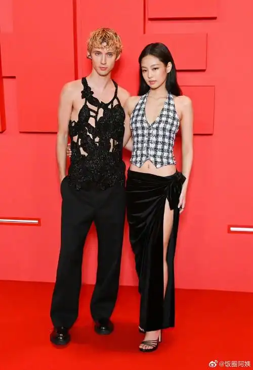 #jennie戳爷戛纳挽手搂腰##jennie戳爷的身高差#