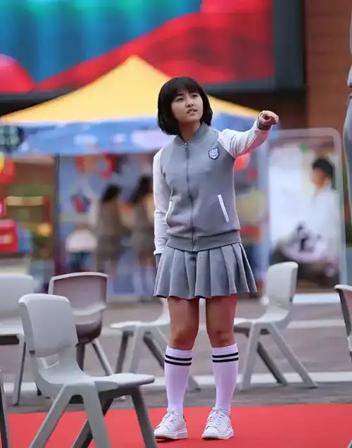 张子枫穿吊带后被公开羞辱她的胸到底碍了谁的眼