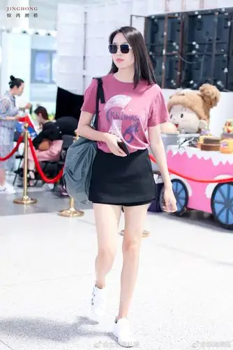 张梓琳世界小姐明星同款出街机场街拍t恤配黑色裤裙短裤两件套