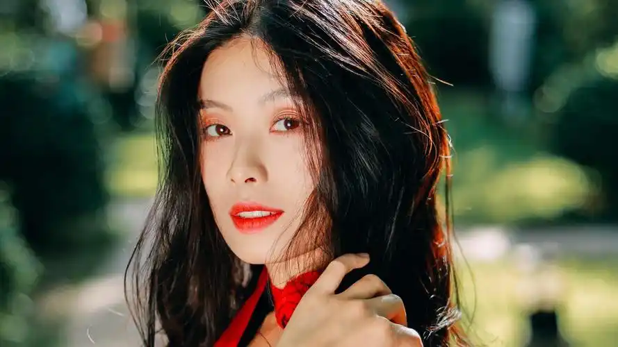 明艳动人的漂亮美女