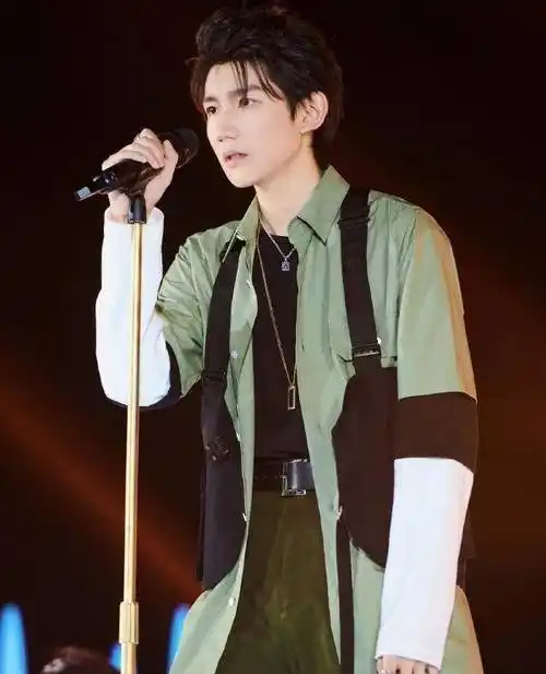 王源大背头精致,易烊千玺大背头帅气,而王俊凯告诉你什么是男神_网友