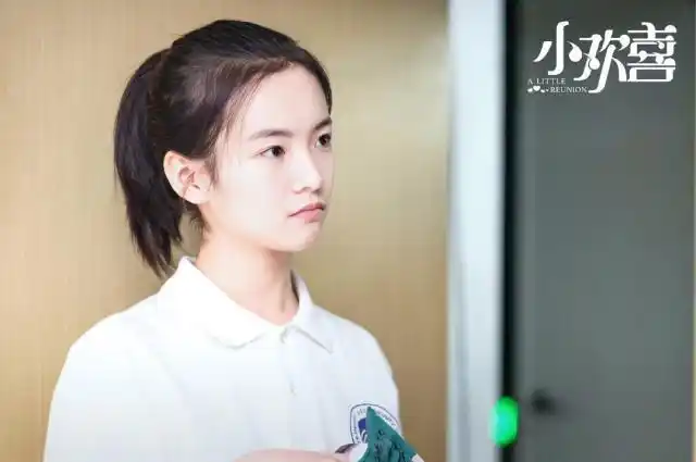 《小欢喜》林磊儿借酒撒欢!人在屋檐下,这孩子承受太多压力苦闷