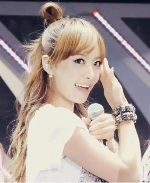 宋茜韩国出道第一个在韩国以女团身份出道的中国人