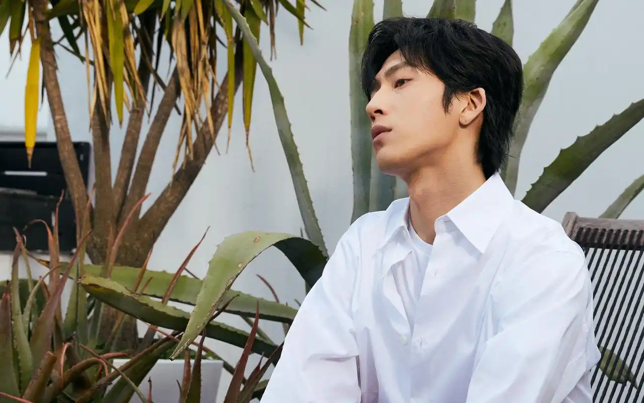 井柏然阳光帅气图片桌面壁纸